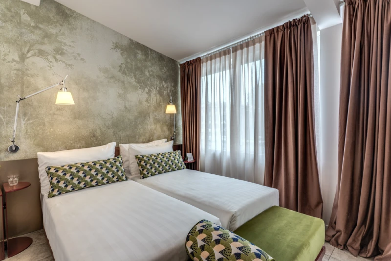 Deluxe room with twin beds and large window near Palazzo Barberini, elegant design in central Rome - Barberini 16, BZAR hotels in Rome
