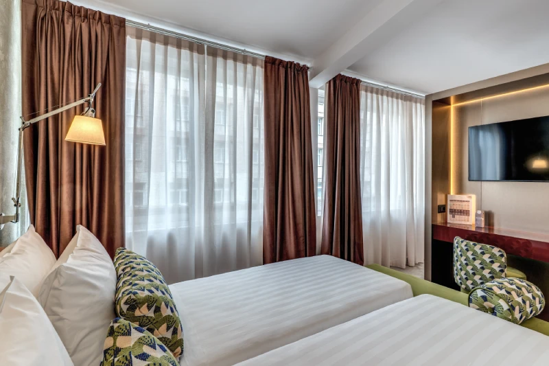 Deluxe room with twin beds, wall-mounted TV and large bright windows near Palazzo Barberini in Rome - Barberini 16, BZAR hotels in Rome