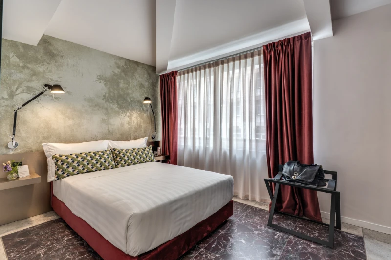 Bright double room for single use near Palazzo Barberini, double bed and large window with elegant curtains - Barberini 16, BZAR hotels in Rome