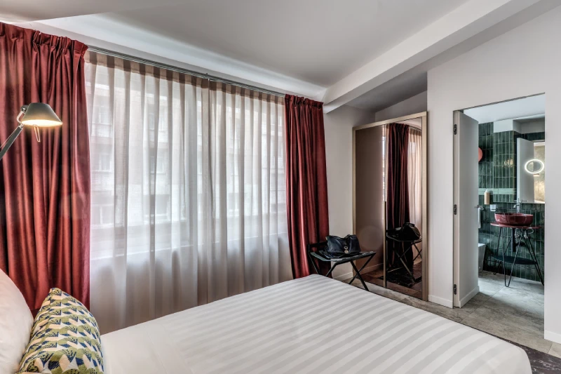 Elegant room with mirror, large window and ensuite bathroom in Palazzo Barberini area in central Rome - Barberini 16, BZAR hotels in Rome