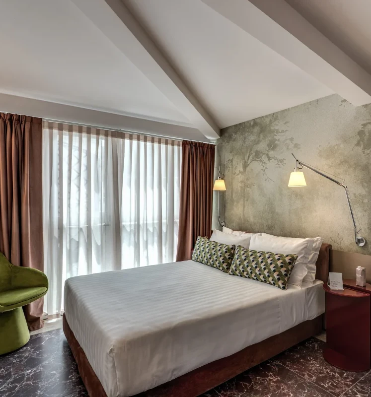 Modern Junior Suite with double bed, armchair and bright window near Palazzo Barberini in Rome - Barberini 16, BZAR hotels in Rome